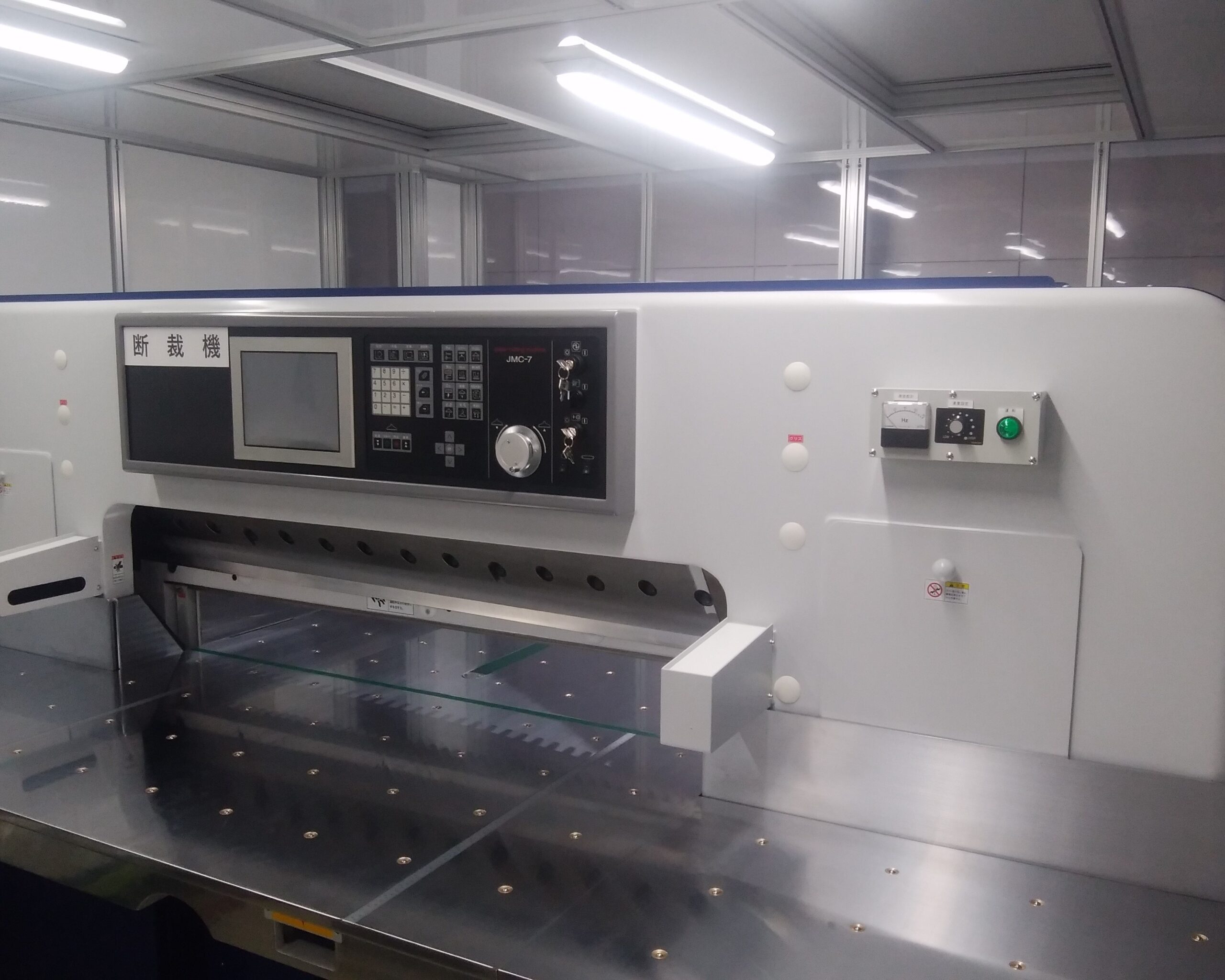 イトウ六ホールディングス株式会社｜断裁加工機①