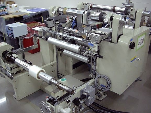 イトウ六ホールディングス株式会社｜スリッター小型機